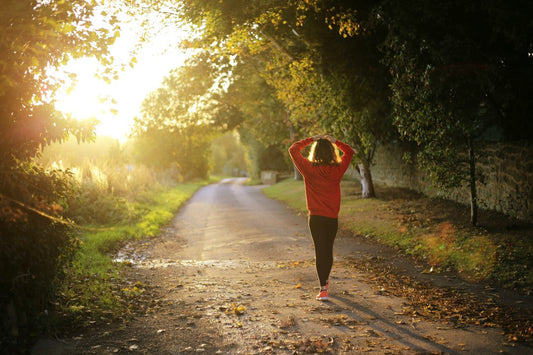 Sportliche Frau in herbstlicher Landschaft