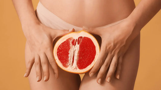 Strenger Intimgeruch? Wie du unangenehmen Intimgeruch natürlich loswerden kannst - und warum deine Intimflora dabei eine wichtige Rolle spielt