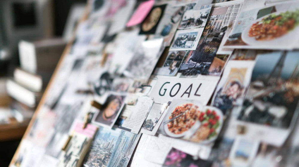 Man sieht ein Vision Board mit Zielen für das neue Jahr  